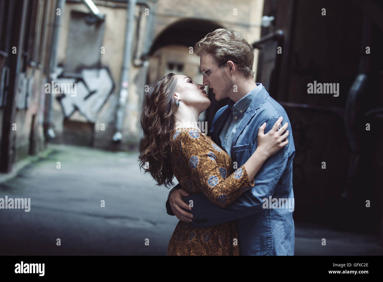 Unlocking The Mystery Why Women Prefer Shoulder Hugs - 40gc7dw