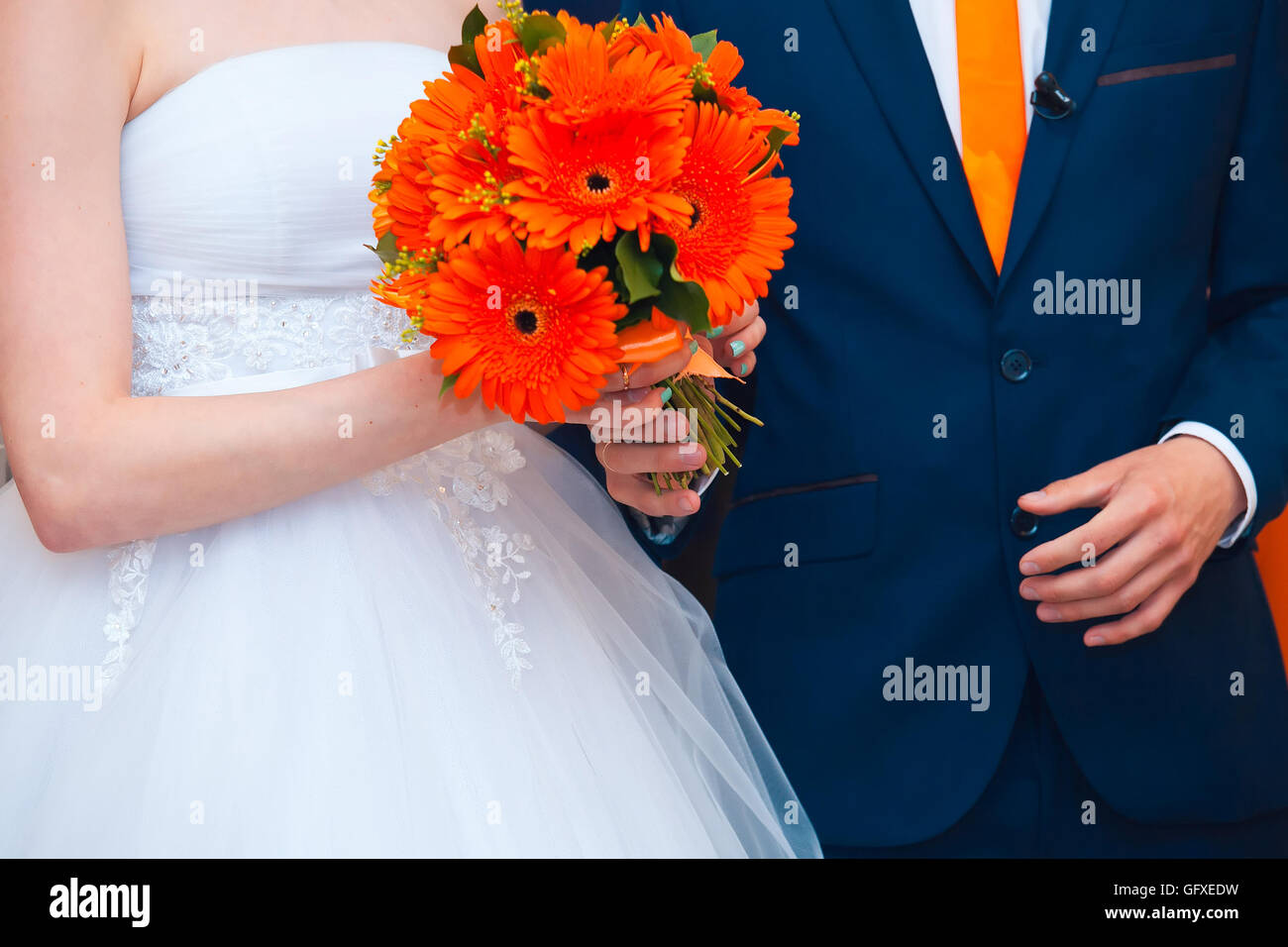 Wedding couple with the red bouquet Stock Photo - Alamy