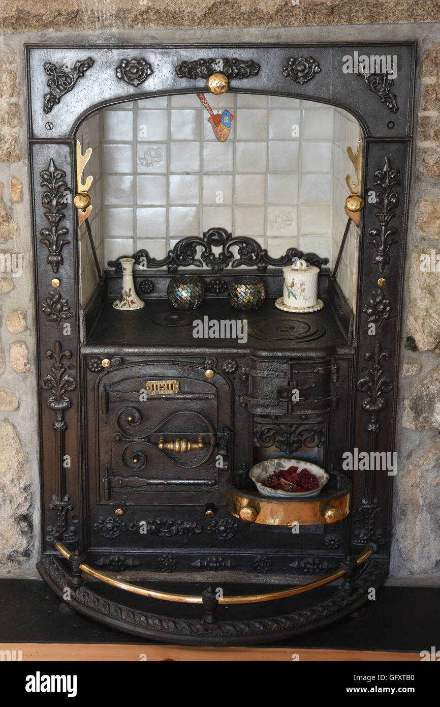 Cast Iron Cornish Range for cooking and heating Stock Photo - Alamy
