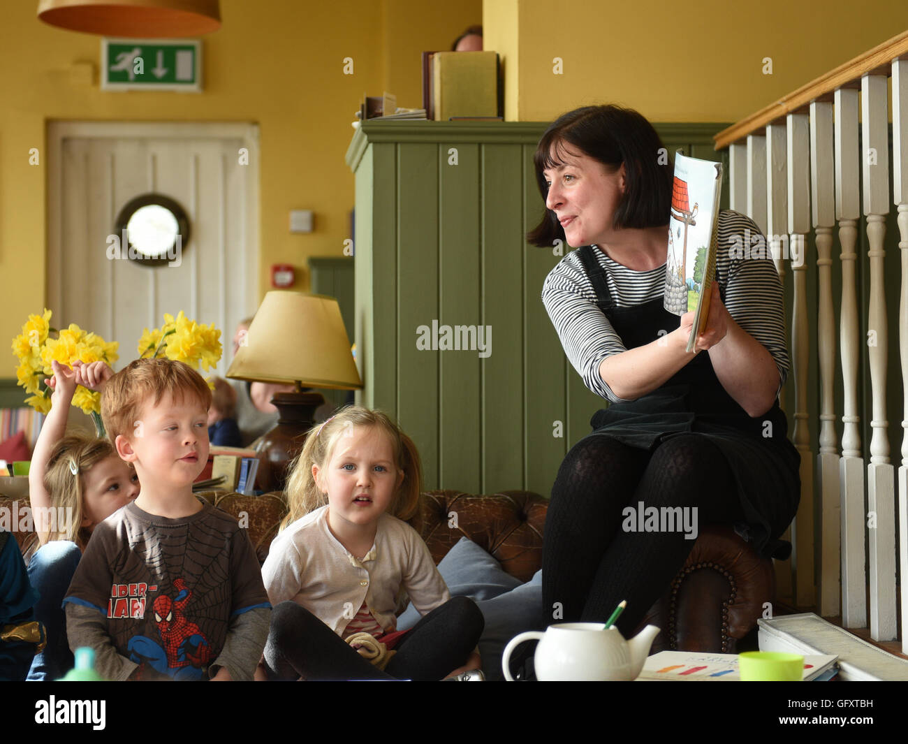 woman storytelling to children at a pub in Cornwall Stock Photo