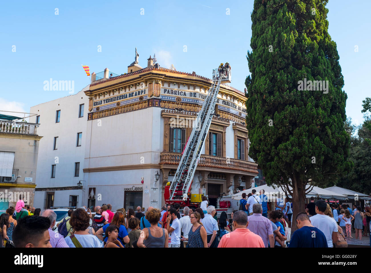 Barcelona, Catalonia, Spain, 1 August 2016. Firemen finish putting out a fire at the the historic ceramics factory Casa Museu Cal Gerrer, Placa Octavia, Sant Cugat del Valles, Barcelona, Catalonia, Spain, 1 August 2016. The fire started due to a build up of soot residue ina  chimney in a restaurant in the building. No injuries were caused, and the building was mostly undamaged. Dave Walsh/Alamy Live News. Stock Photo