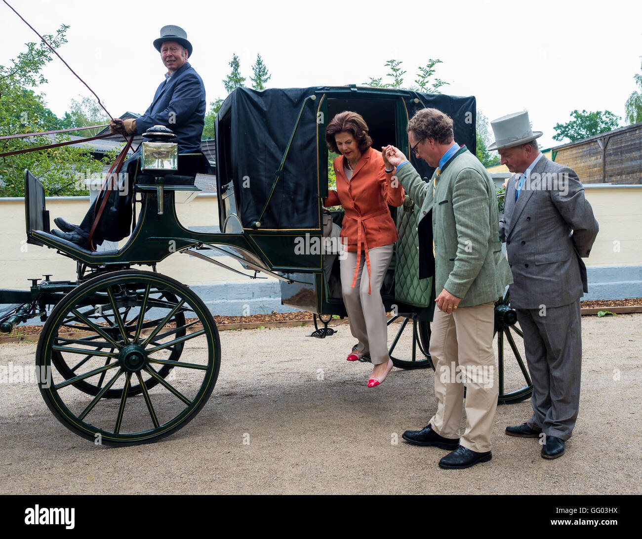 Heroldsbach, Germany. 2nd Aug, 2016. Queen Silvia of Sweden (C) holds the hand of Benedikt, Duke of Bentzel (2.f.R.) upon getting out of the carriage at the Erlebnispark Thurn adventure park in Heroldsbach, Germany, 2 August 2016. Queen Silvia of Sweden visited the children's holiday camp of the German TV lottery at the Schloss Thurn adventure park. PHOTO: NICOLAS ARMER/DPA/Alamy Live News Stock Photo