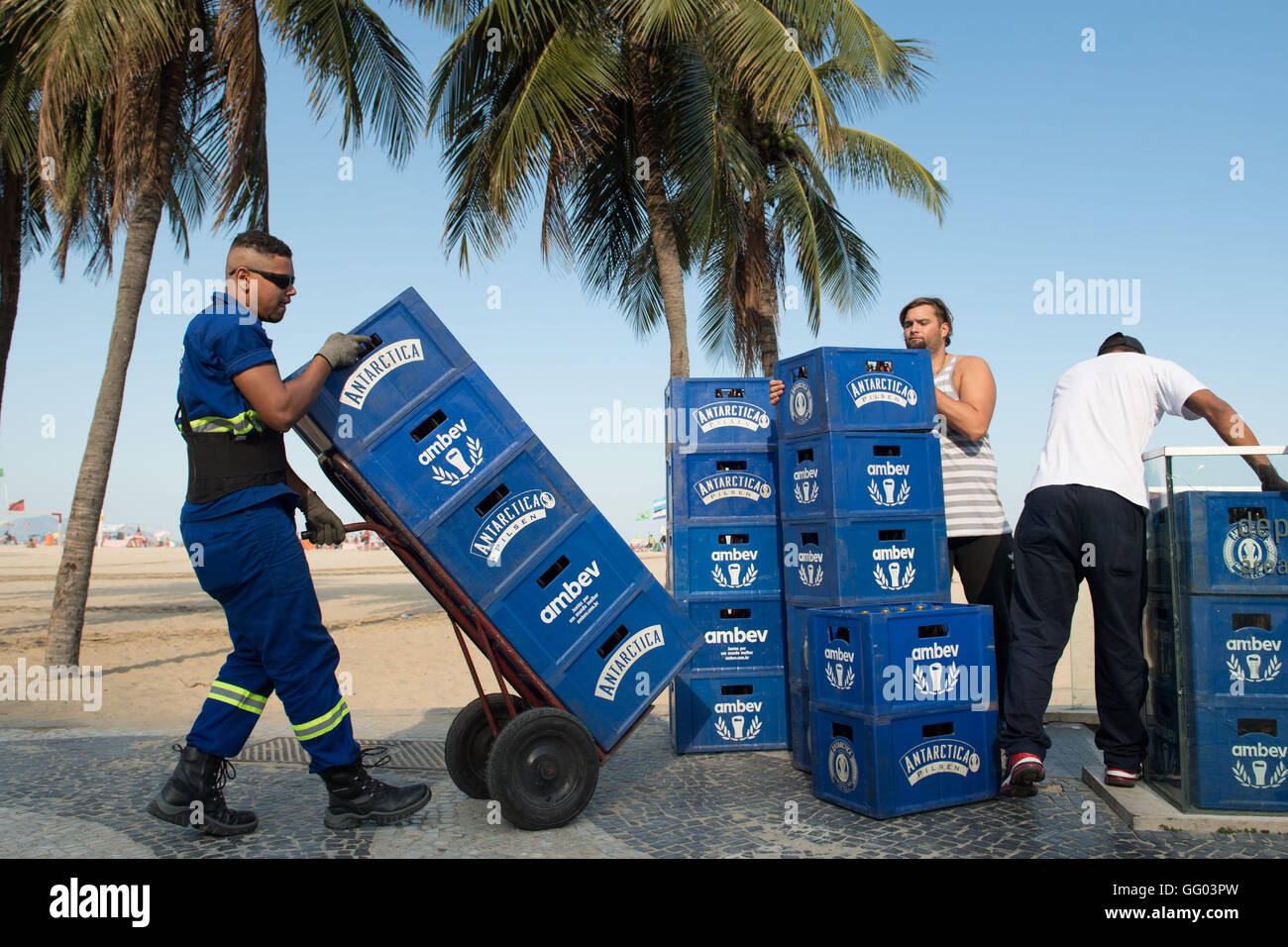 August. 30th July, 2016. Beer delivery at a beach bar at Copacabana beach in Rio de Janiero, Brazil, July 30, 2016. The Rio 2016 Olympic Games take place from 05 to 21 August. Photo: Sebastian Kahnert/dpa/Alamy Live News Stock Photo