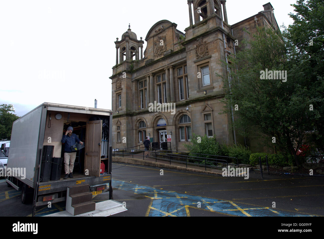 Glasgow, Scotland, UK 3rd August 2016. Outlander stars and crew in defunct hospital. The British-American television drama series based on the historical time travel Outlander series of novels by Diana Gabaldon is secretly filming the new third series this as new characters are introduced  this week in the now closed Victoria Infirmary in Southern Glasgow. Credit:  Gerard Ferry/Alamy Live News Stock Photo