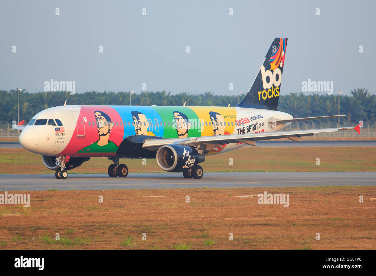 Kuala Lumpur/Malaysia Februar 10, 2015: Airbus A320 from Air Asia Airliners landing with special 'Bo Rocks' colours at Kuala Stock Photo