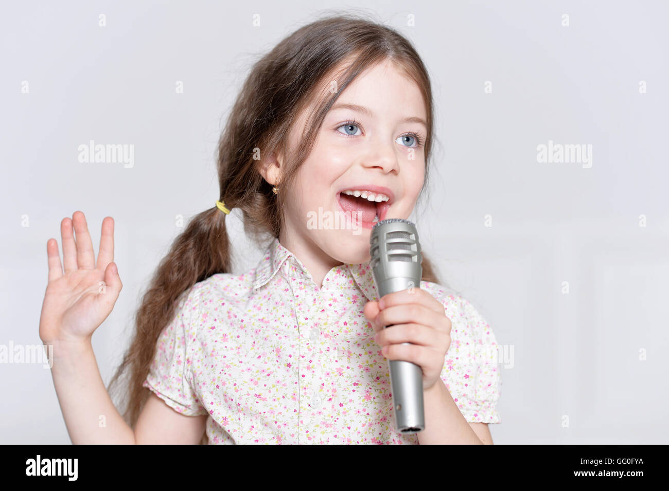 cute little girl singing Stock Photo - Alamy