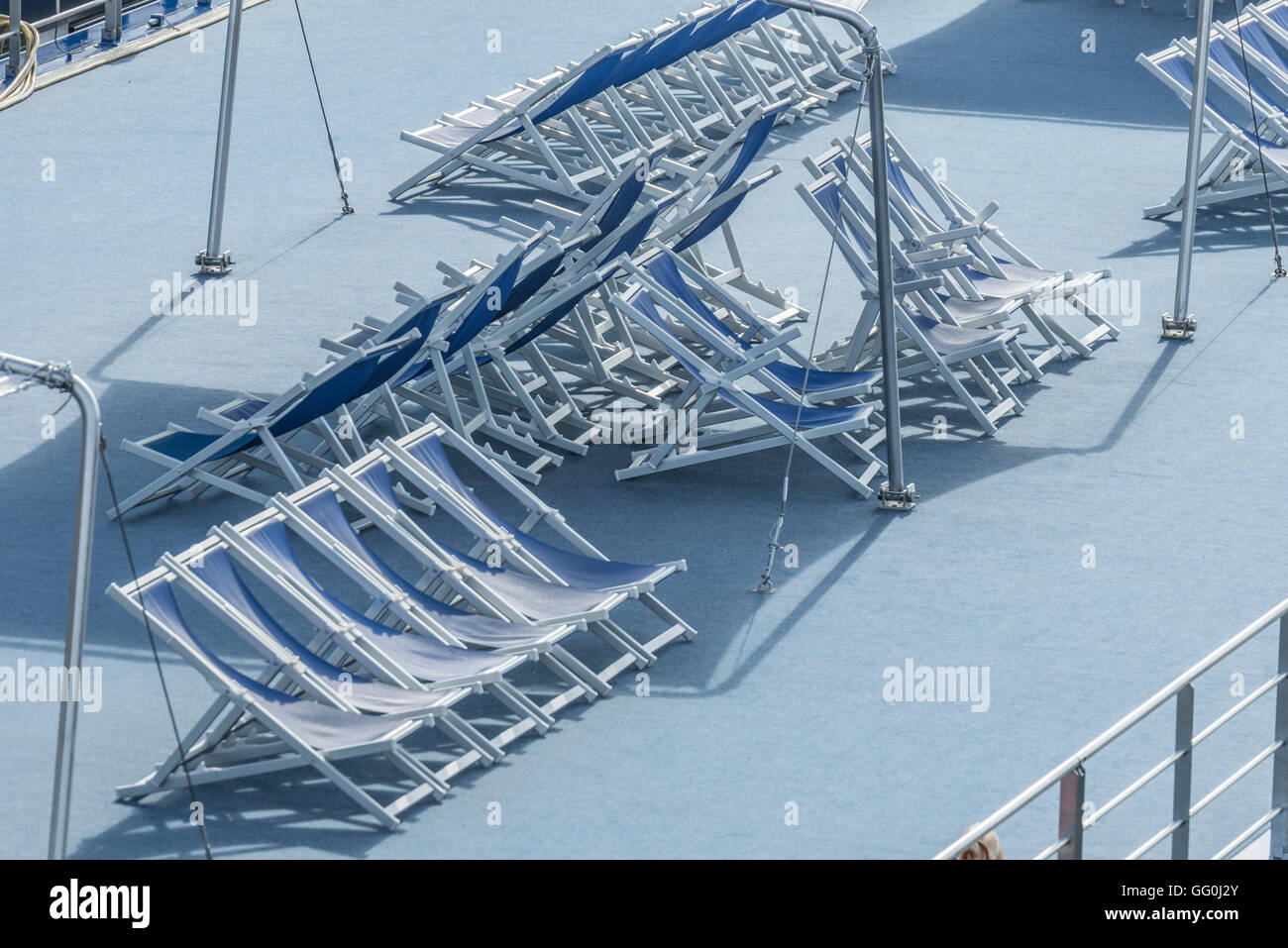 Empty deck chair hi-res stock photography and images - Alamy