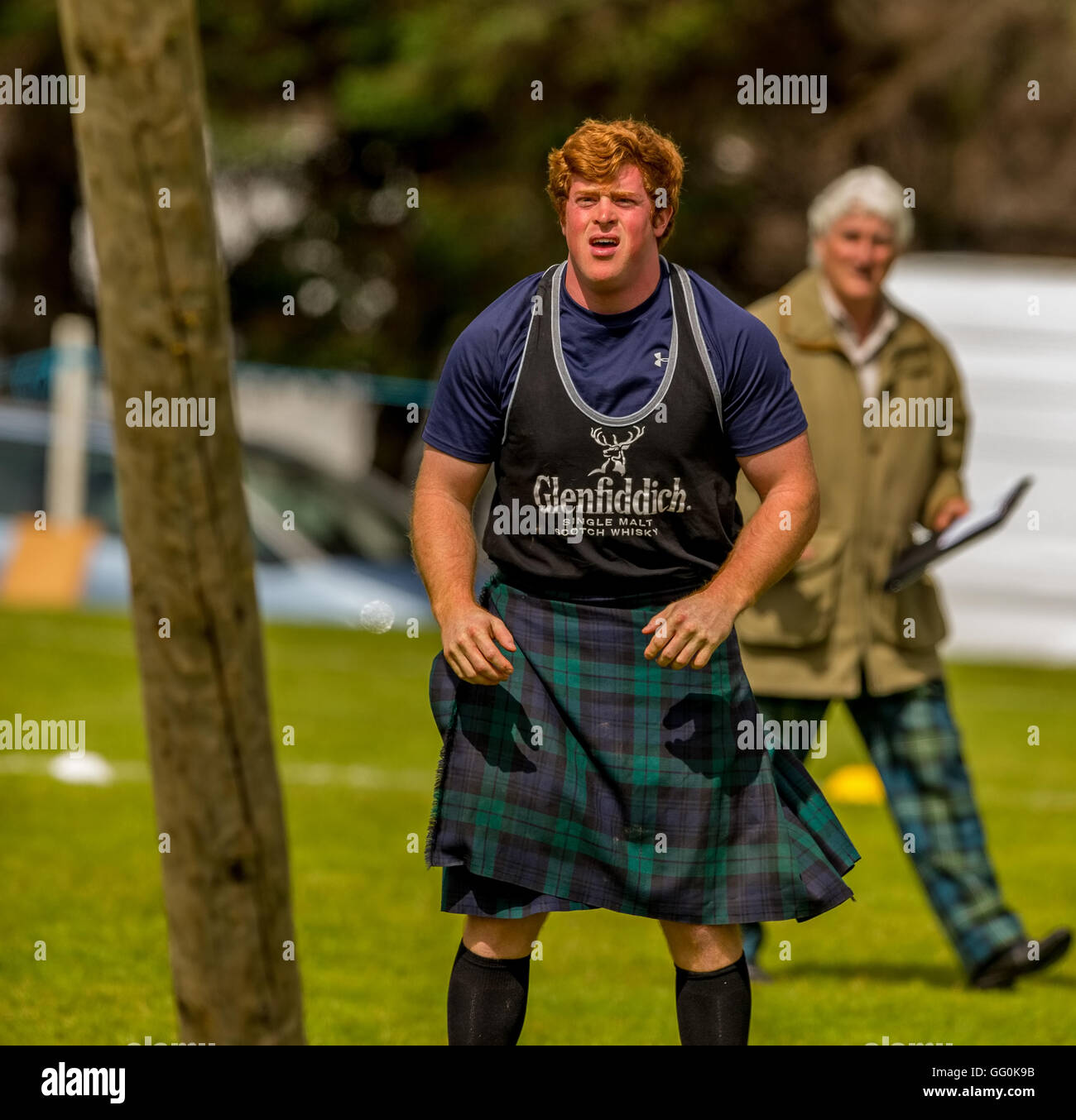Tossing the caber in the highlands hi-res stock photography and images ...