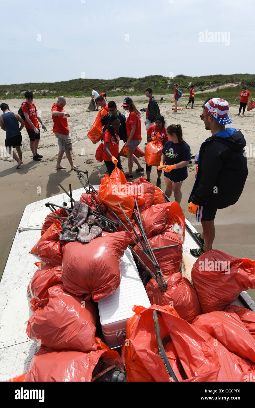 Students from the Univ. of Houston volunteer to help clean up Port Mansfield jetties in south Texas during spring break Stock Photo