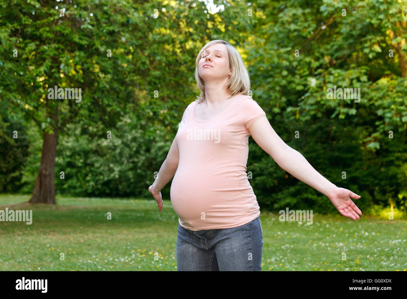 беременна из груди бежит фото 70