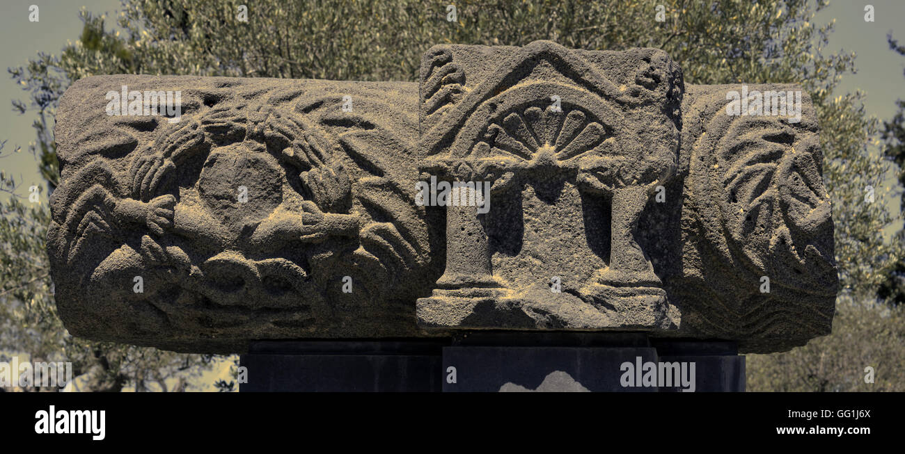 2335. THE ARK SCULPTURED IN BLACK BASALT STONE, AS AN ARCHITECTURAL  DECOR OF THE CHORAZIN SYNAGOGUE IN GALILEE Stock Photo