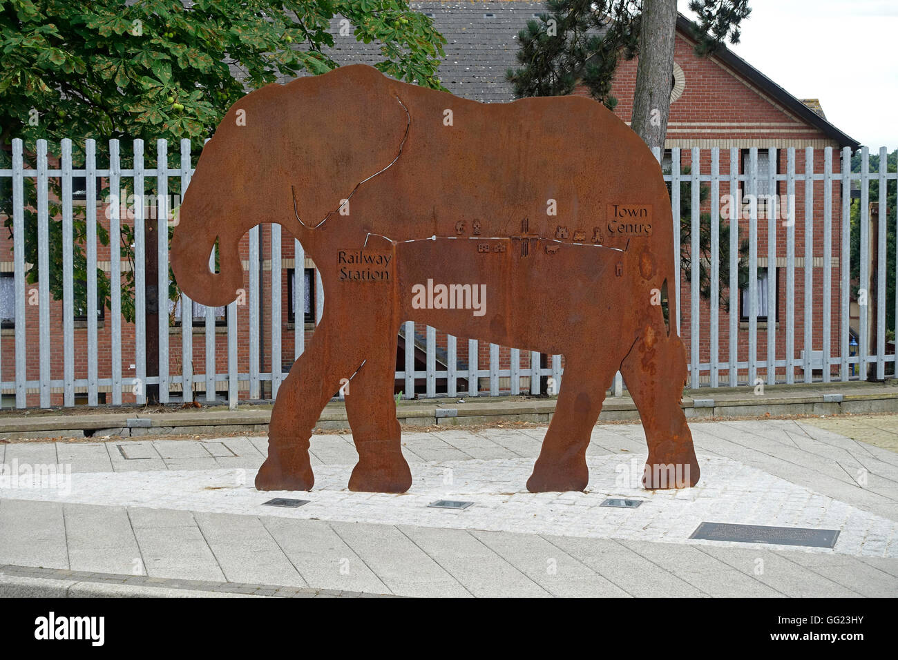 A steel elephant sculpture is a sign directing pedestrians to the town centre from Colchester North rail station, Essex, England Stock Photo