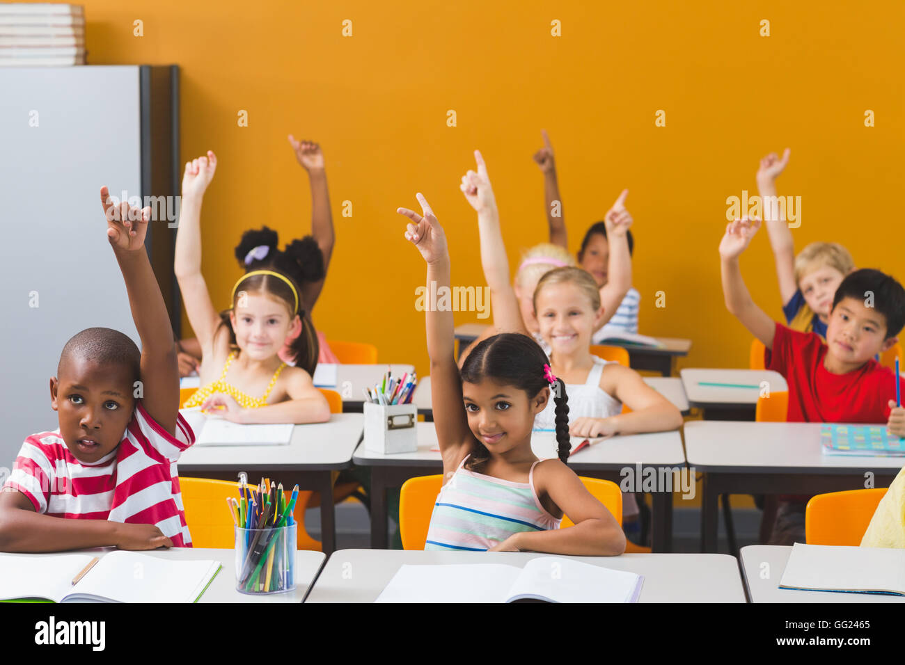 радостные подростки. семья афроамериканцев. девушка указывает пальцем. Raise a smile. Raising smiles.