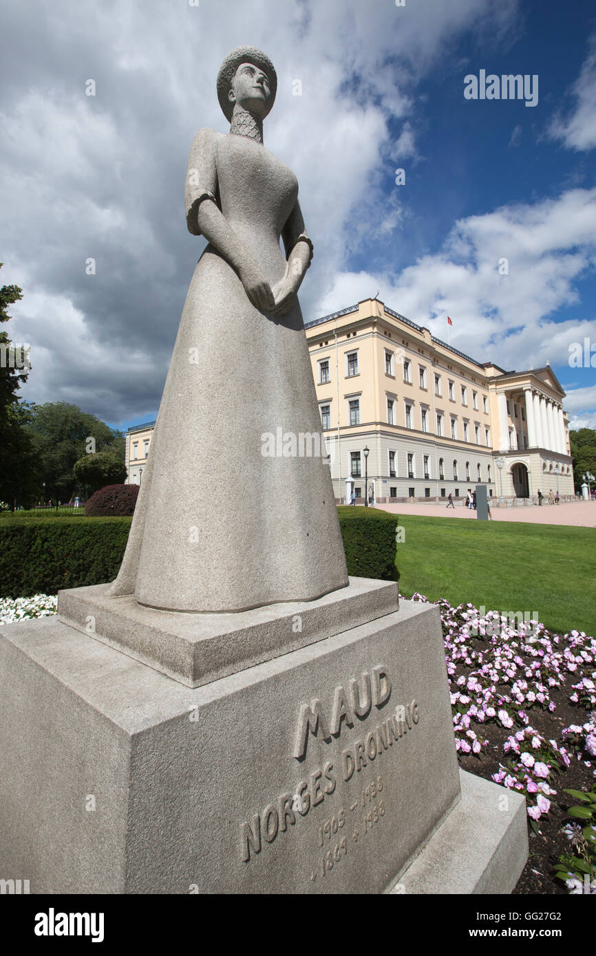 Statue of Queen Maud by Ada Madsen (1959) in the grounds of the Royal  Palace (Kongelige Slott), Oslo, Norway, Scandinavia Stock Photo - Alamy