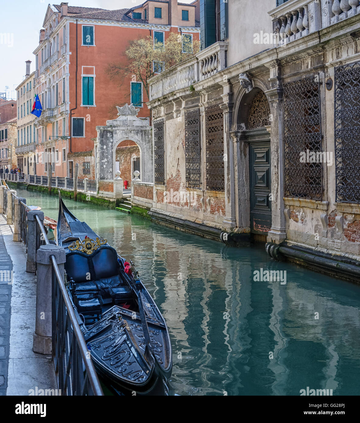 Waiting gondola hi-res stock photography and images - Alamy