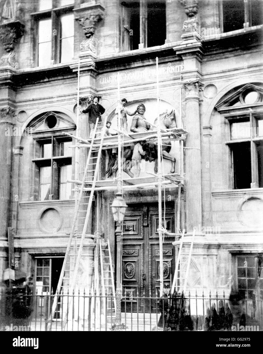 Paris. Demolition of the statue of Henri IV in front of the Townhall façade 1871 France - Paris Commune Stock Photo
