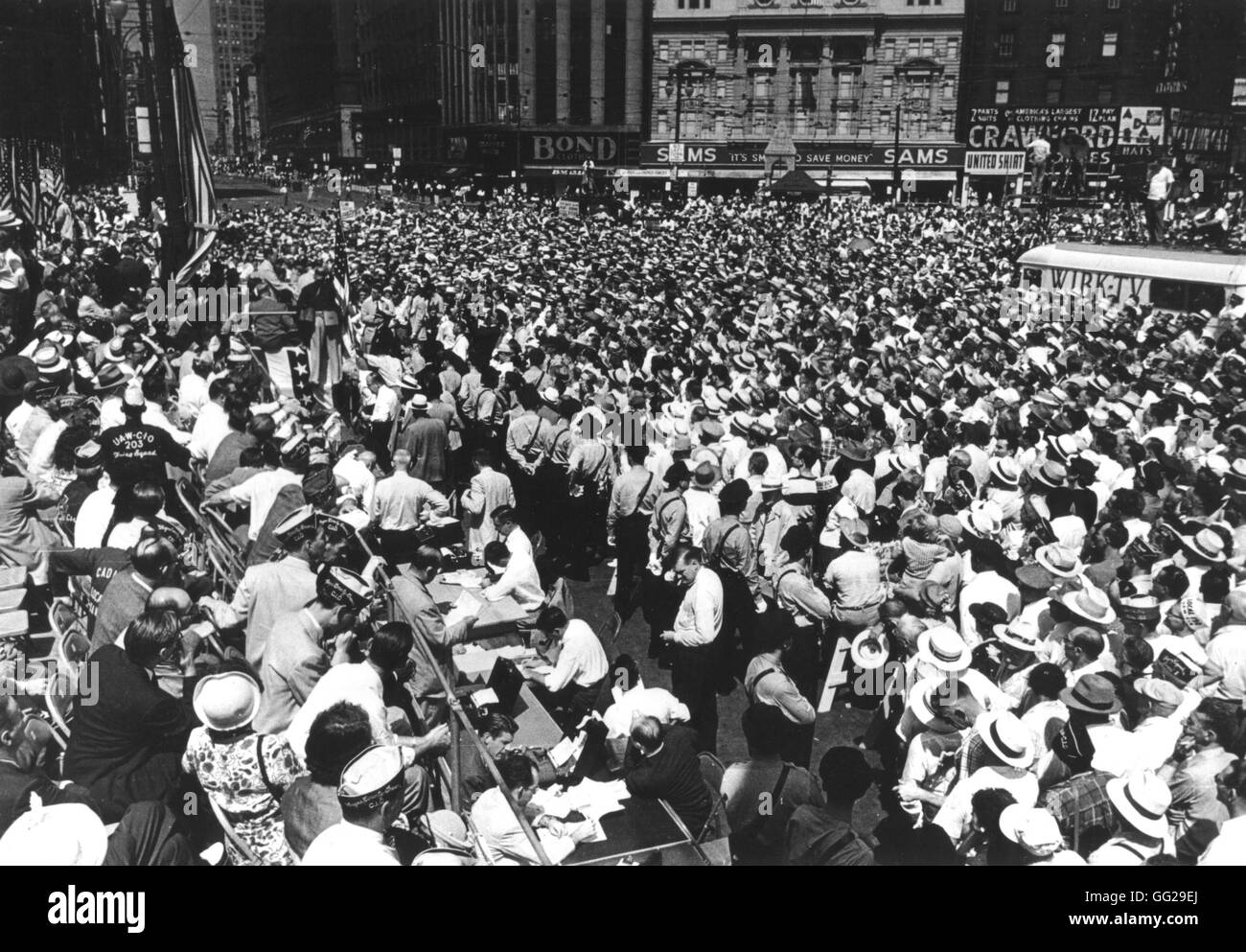 Presidential campaign in a large street of Detroit (Michigan). On the left, journalists sitting at tables are relating the event. 1936 United States Stock Photo