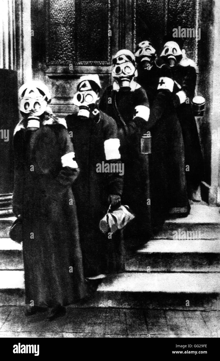 German ambulance women wearing gas masks, ready to leave to the front 1917 Germany - World War I Paris. Bibliothèque nationale Stock Photo