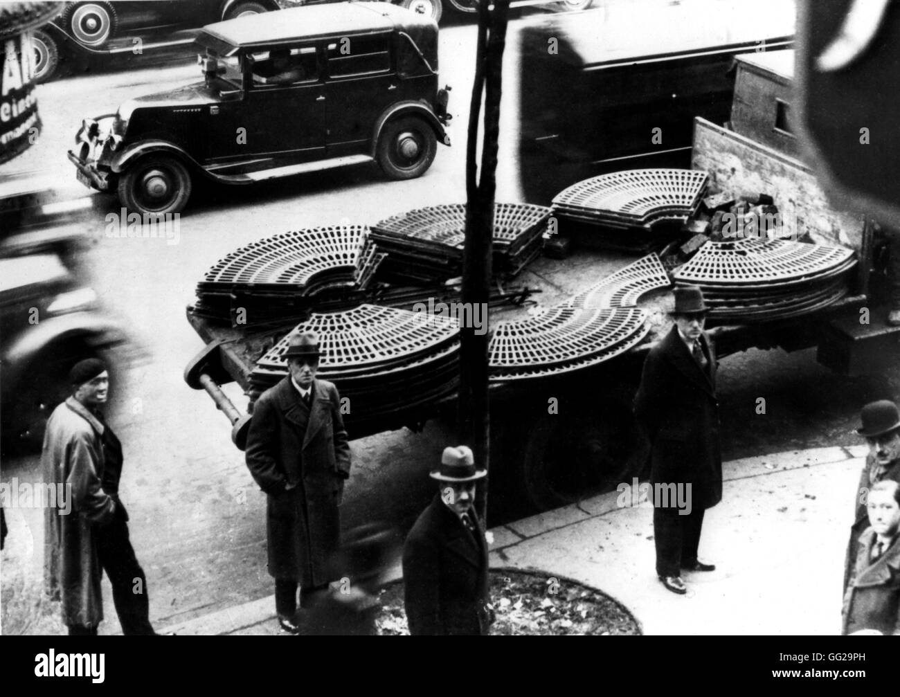 Before the February 6-9 riots, public services are taking out protective gratings of trees, in anticipation of the demonstrations France February 1934 Stock Photo