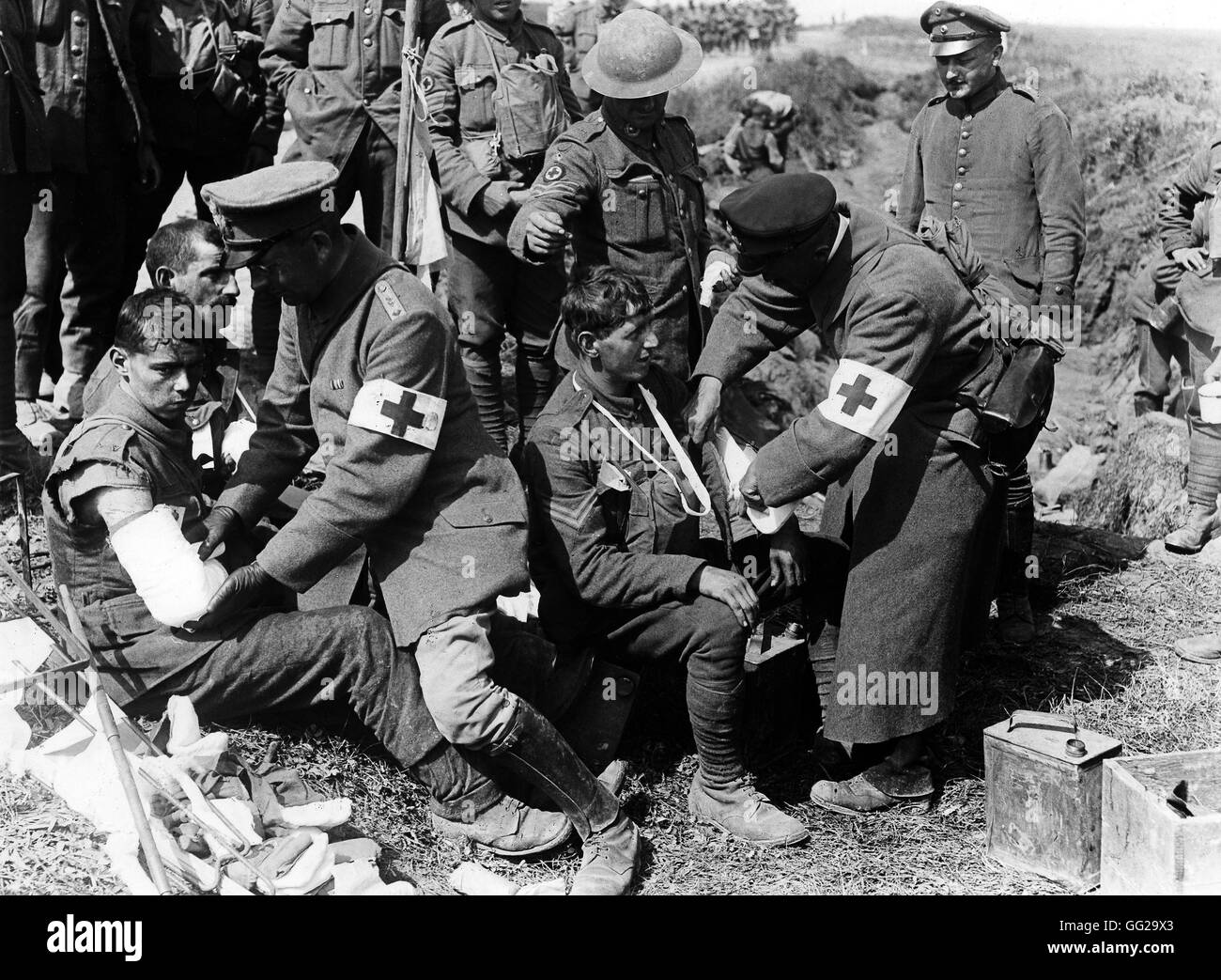 The Second Battle of the Somme German physicists (prisoners) taking care of the British wounded soldiers in Grevillers (France) August 1918 France, World War I London, Imperial war museum Stock Photo