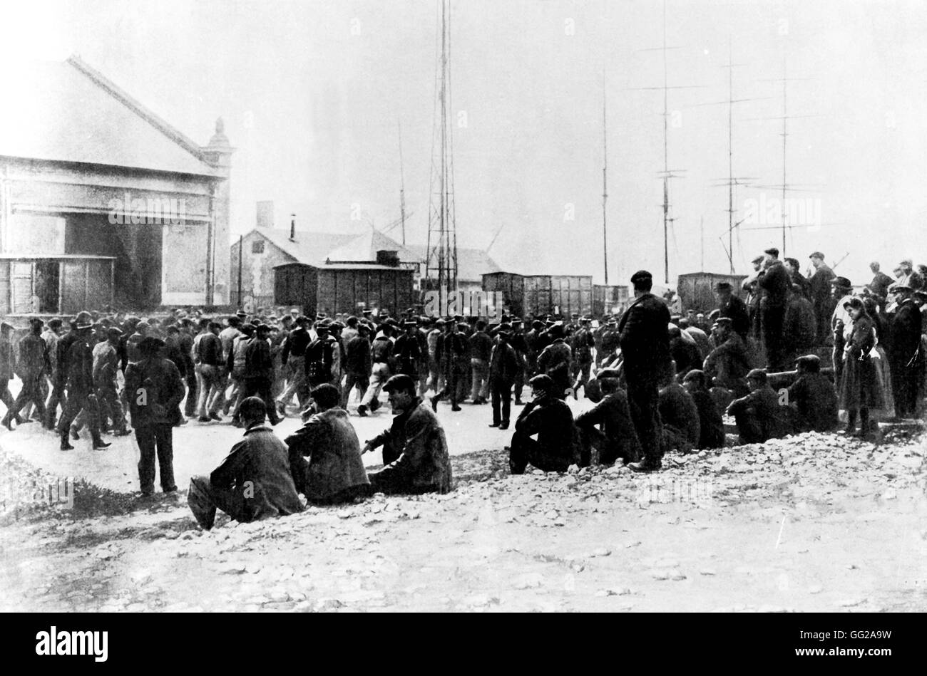 Dockers strike: Strikers looking at workers going to the factory 1911 France Stock Photo