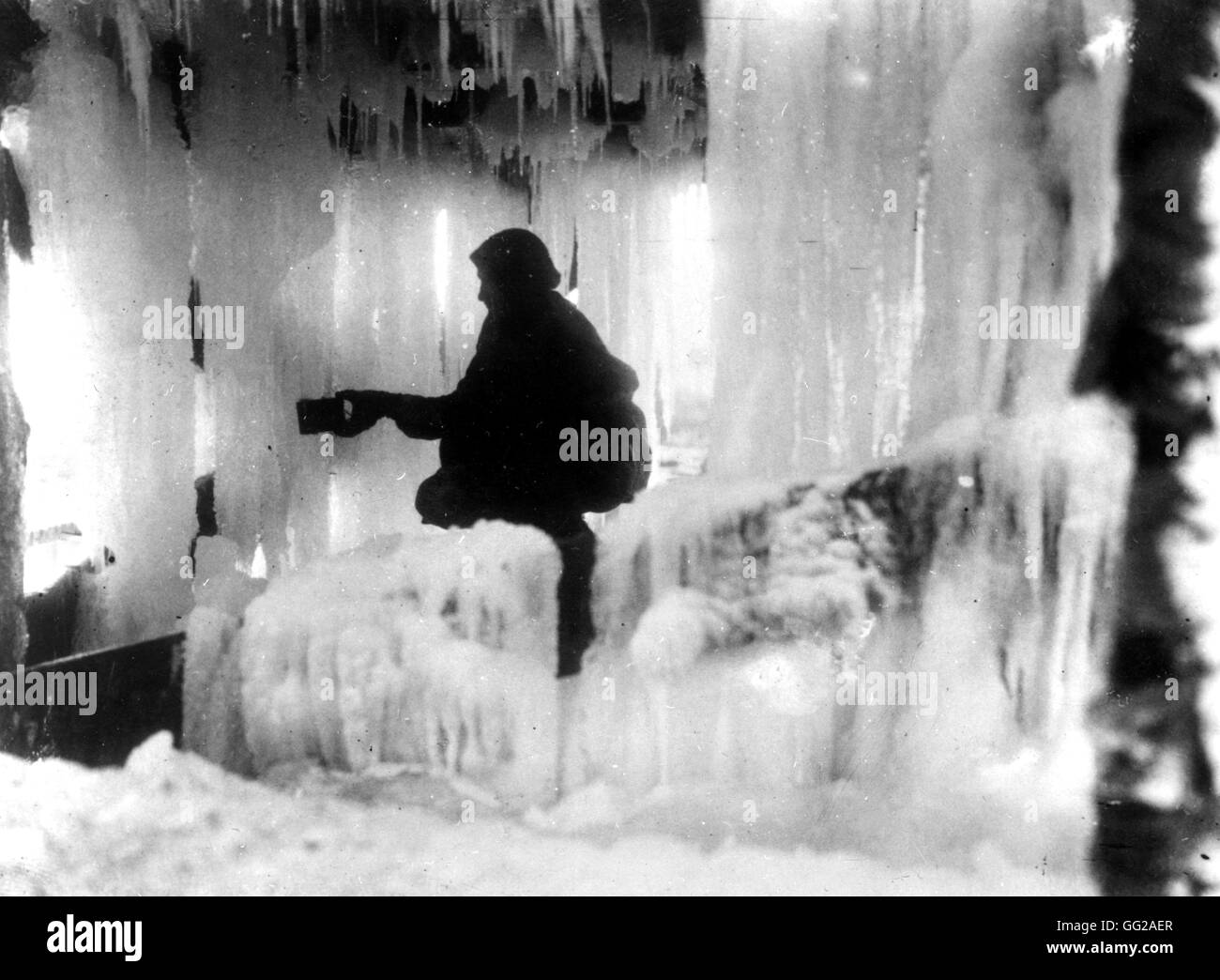 Australian soldier getting an 'ice drink' under a frozen tank January 1917 World War I - France Vincennes. War museum Stock Photo