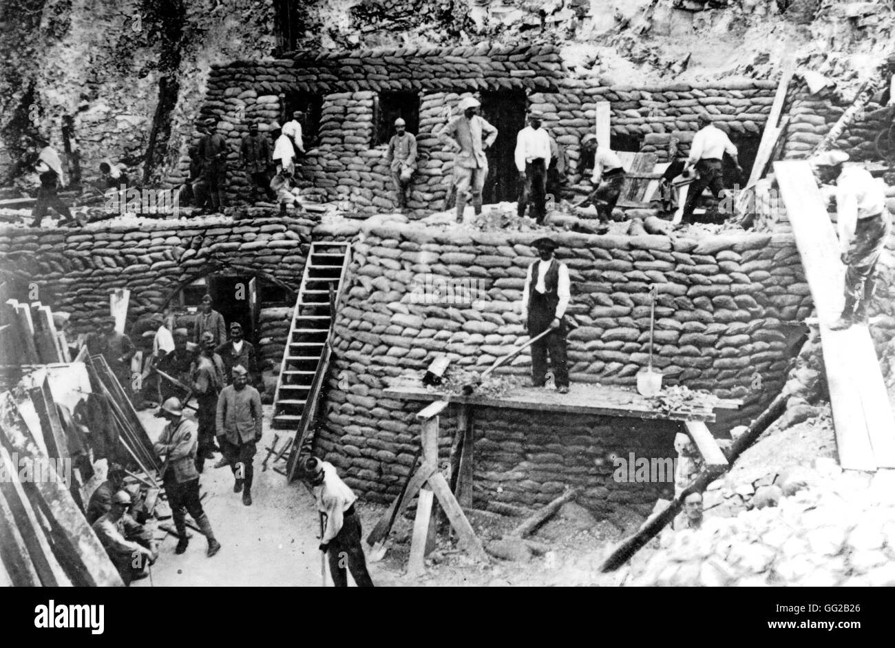 Rampart made with bags of mud used as a shield against shrapnels. Headquarters of the major-general settled in a former quarry. 1916 France - World War I Stock Photo