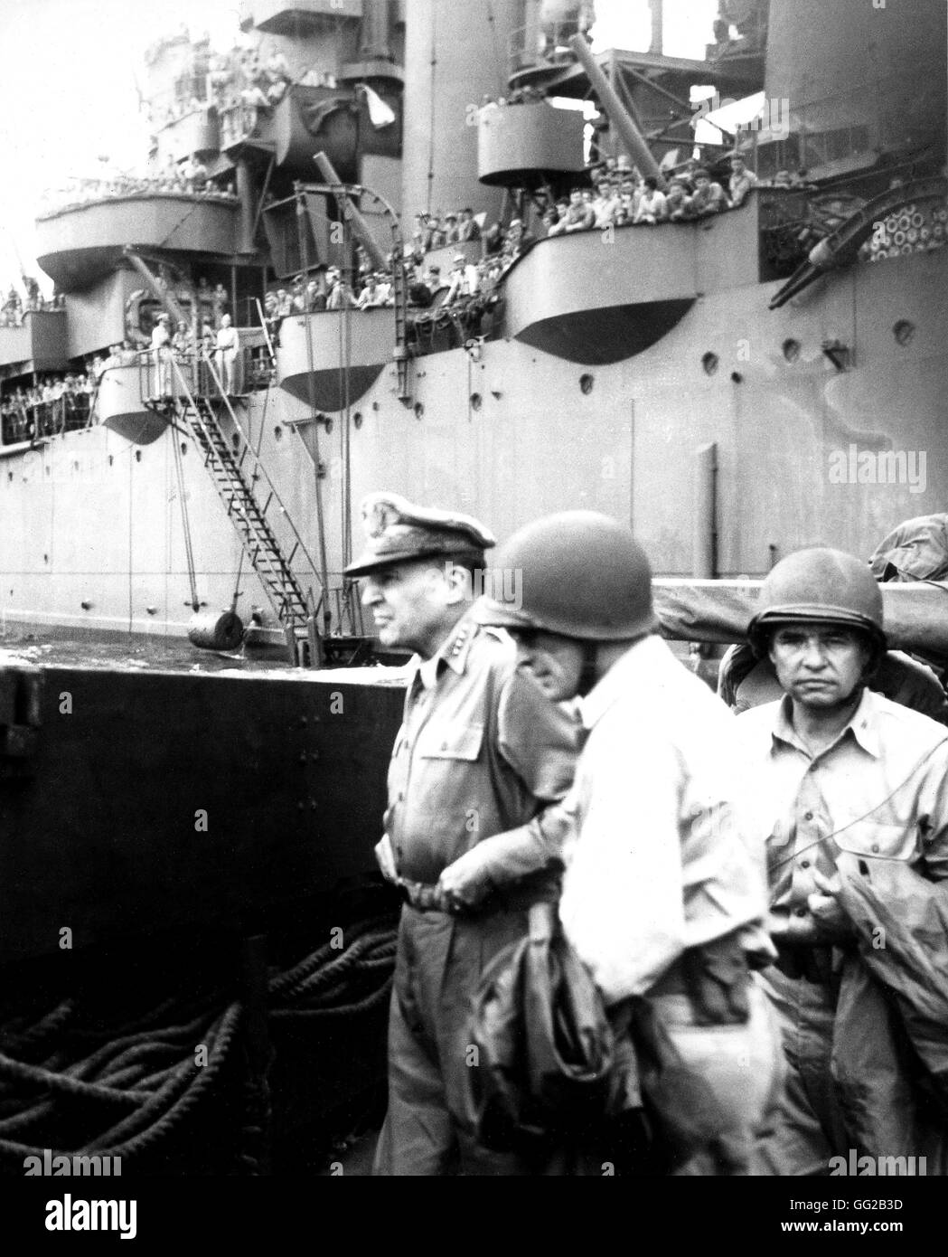 War in the Pacific General Mac Arthur during the landings. His troops have captured Japanese soldiers 20th century United States/Japan - World War II Narional archives, Washington Stock Photo