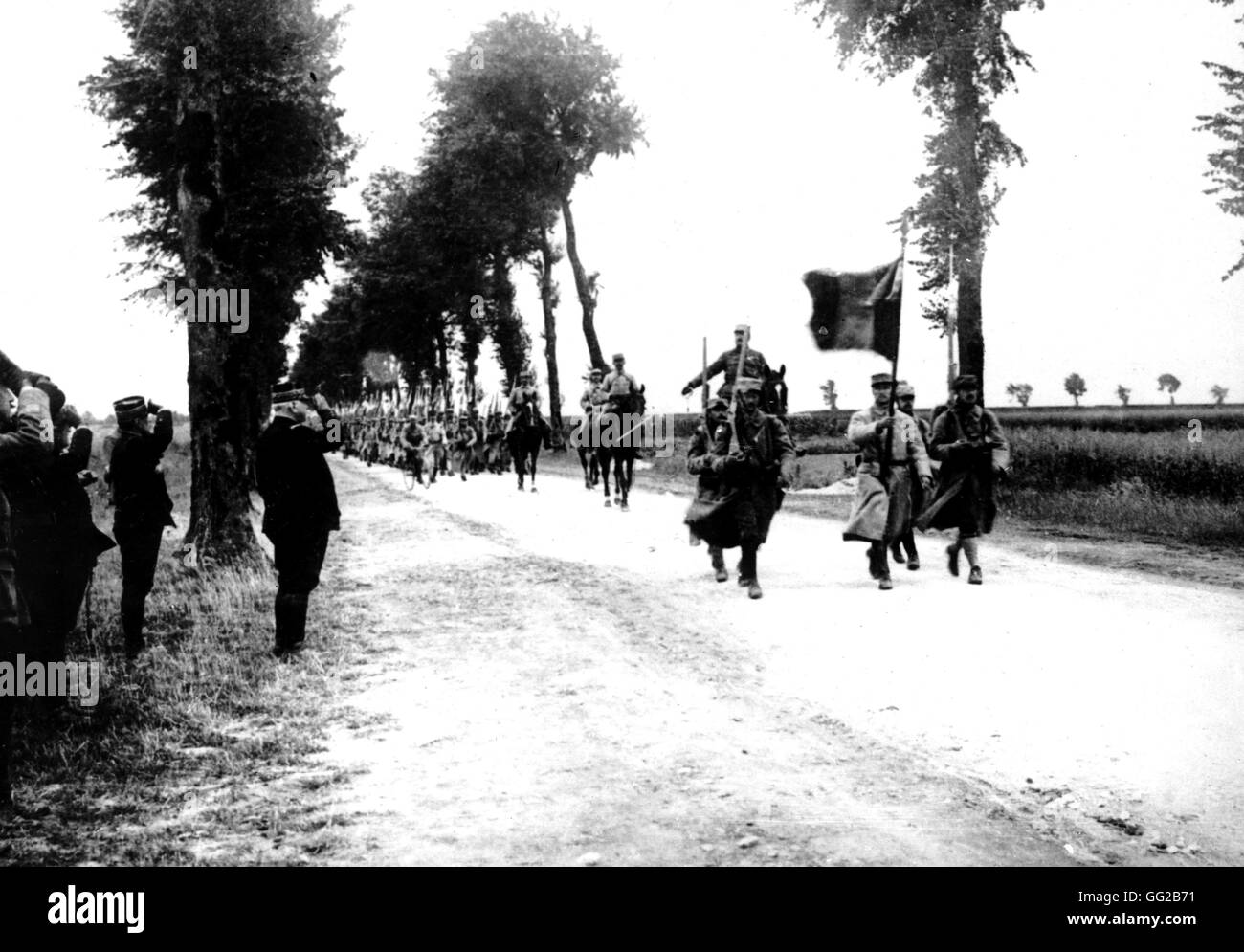 Inspection of the 20th Army Corps by General Joffre in Hermaville, on the Aubigny road. General Joffre and General Foch saluting the flag of the regiment. May 1915 France - World War I Musée des deux guerres mondiales Stock Photo