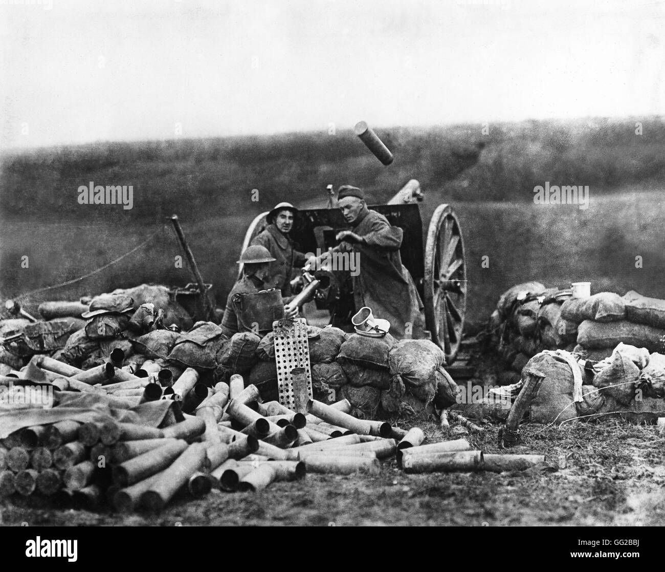 The American army using an artillery cannon France, World War I National archives, Washington Stock Photo