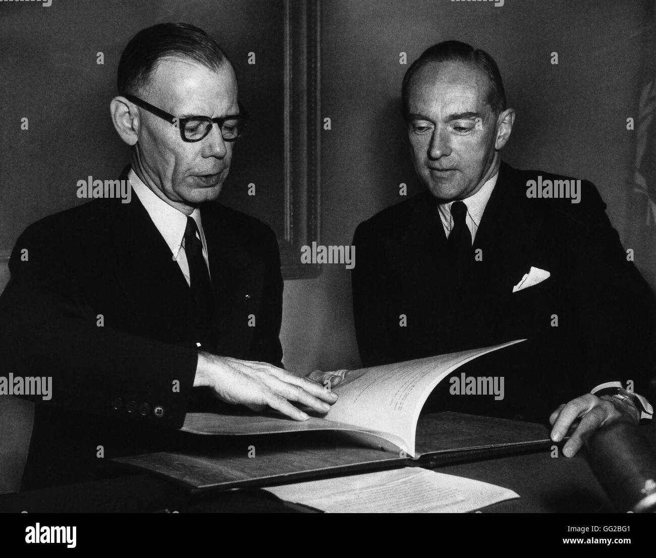 NATO: Dr J.H. van Roijen ratifying the treaty for the European defense On left: The Secretary of State Walter Bedell Smith 20th century Holland National archives, Washington Stock Photo