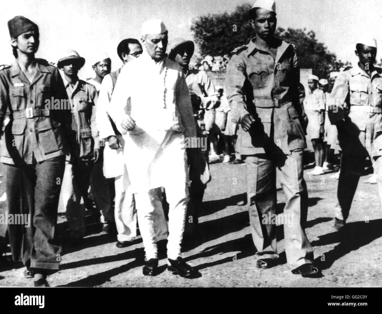 Nehru surrounded by voluntary soldiers 20th century India - Kashmir National Archives - Washington Stock Photo
