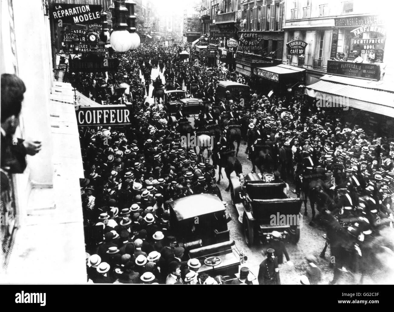 Paris, Faubourg Montmartre. The crowds during the reception of Louis Blériot at the offices of the newspaper 'Le Matin' July 30, 1909 France Paris. Bibliothèque Nationale Stock Photo