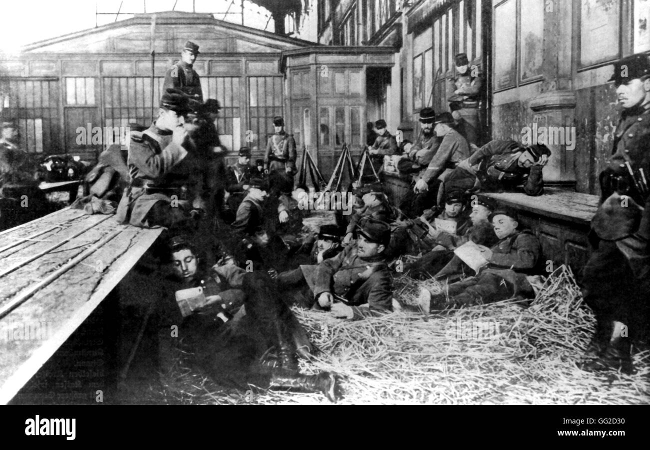 Soldiers waiting in the left luggage room 1910 france hires stock