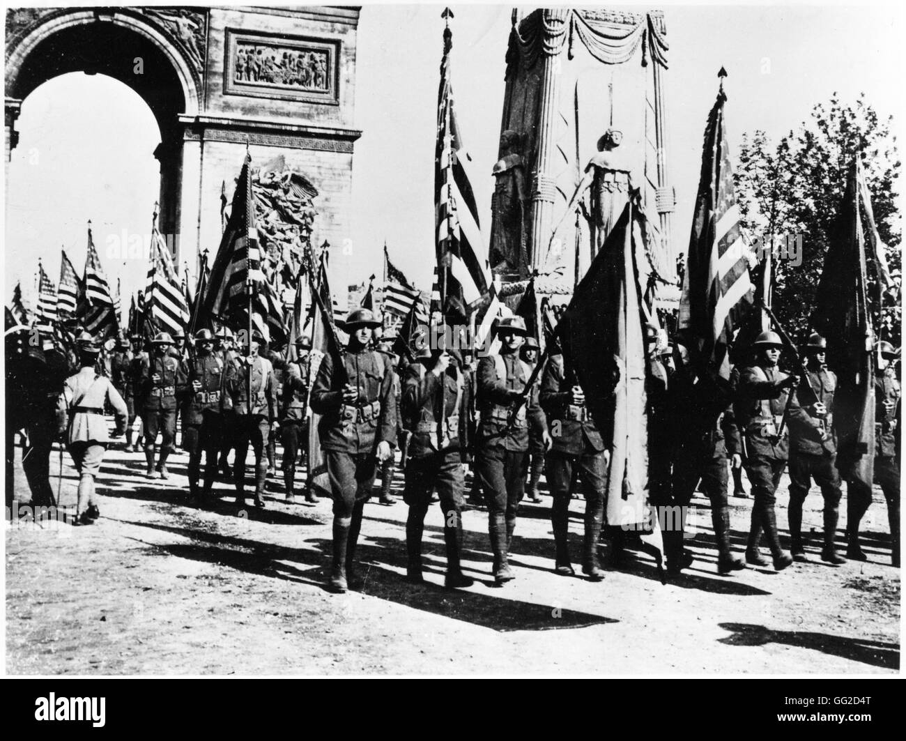 Celebration of the victory in Paris: soldiers carrying American flags July 14, 1919 France - World War I Vincennes. War Museum Stock Photo