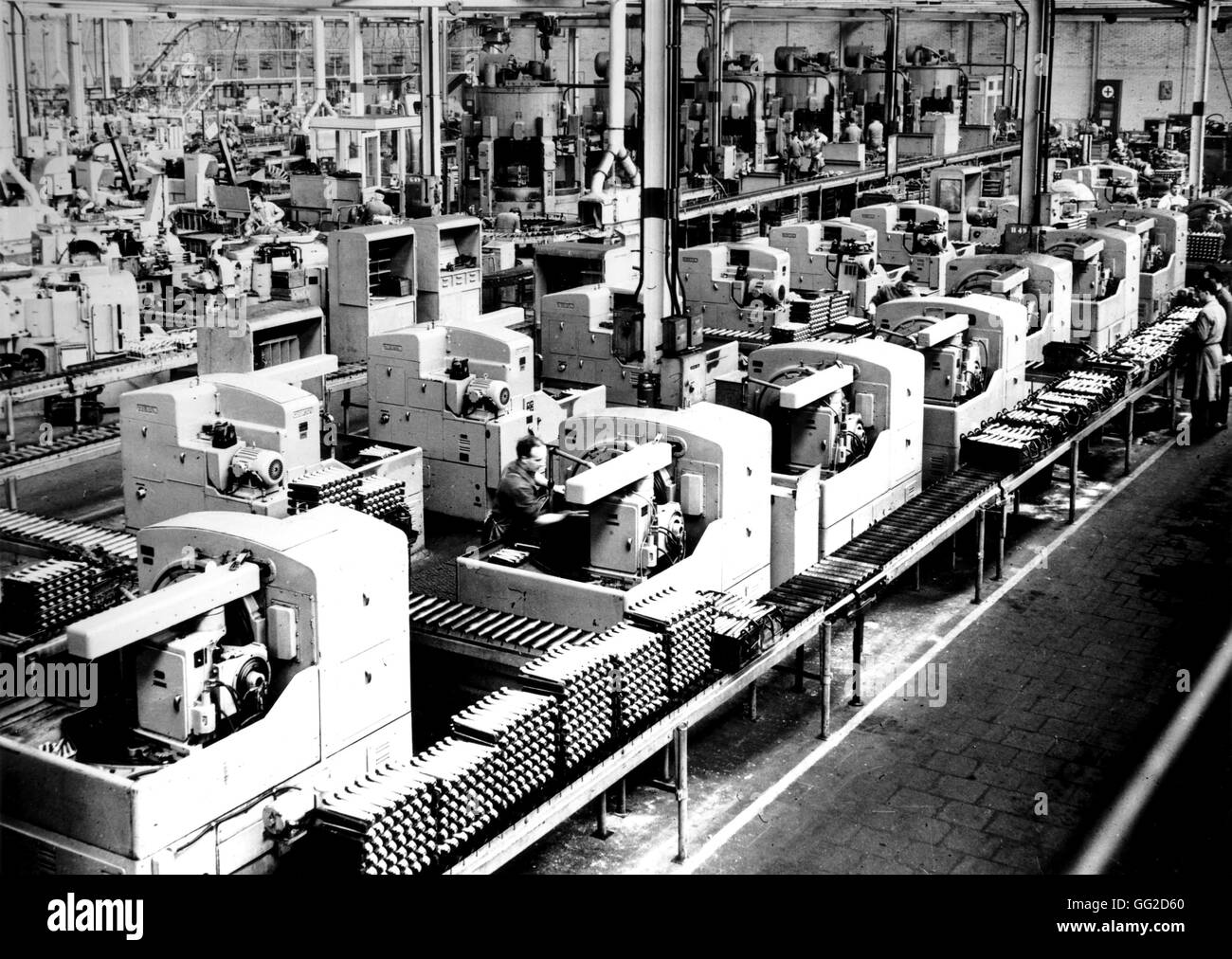 Renault national stage-managing. Mans' factory. Conical couples fabrication 20th century France Stock Photo