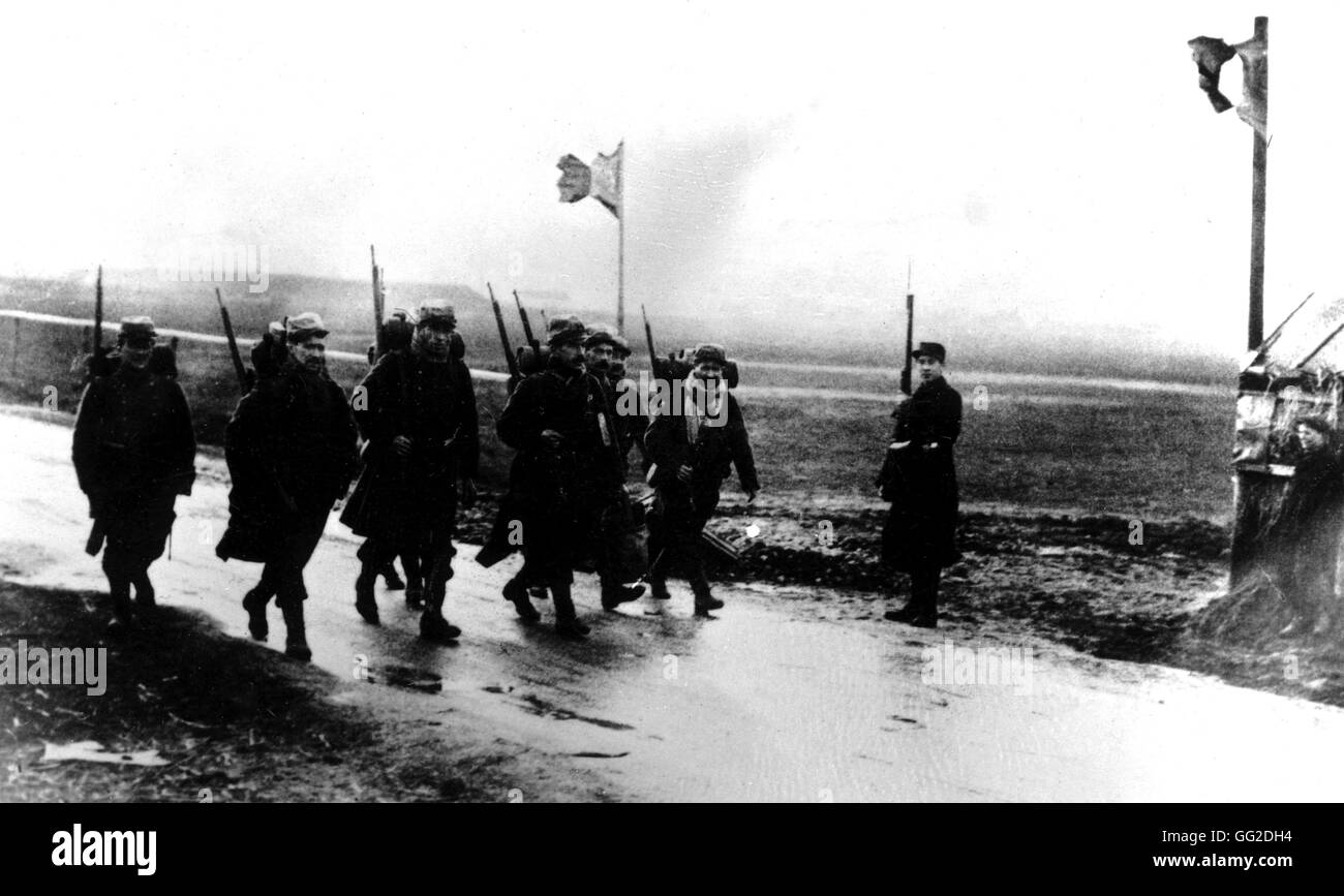 French patrol taking over from the other patrol and going to the front 1914 France - World War I Stock Photo