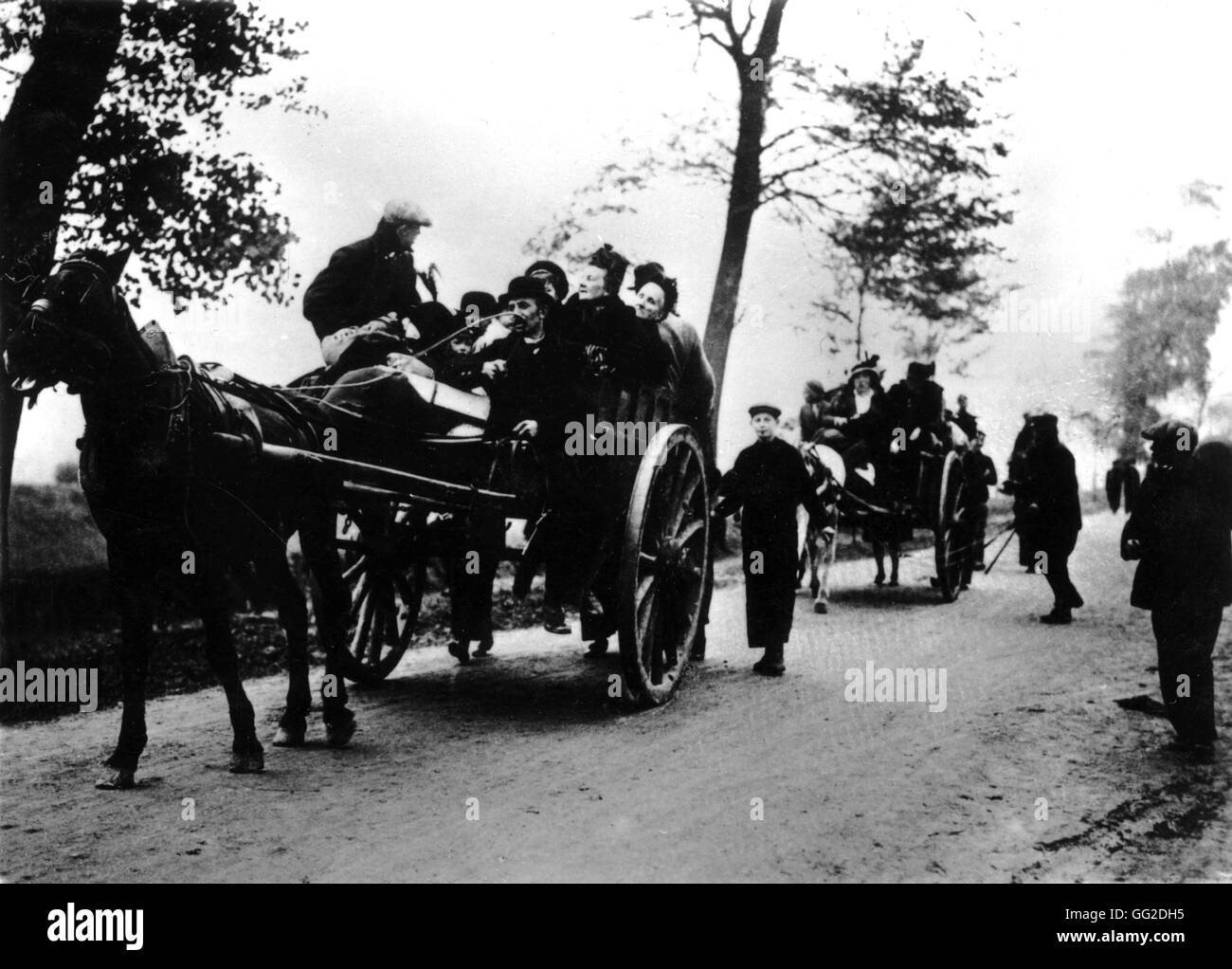 Belgian fugitives crossing in the North of France September 1914 France - World War I Stock Photo