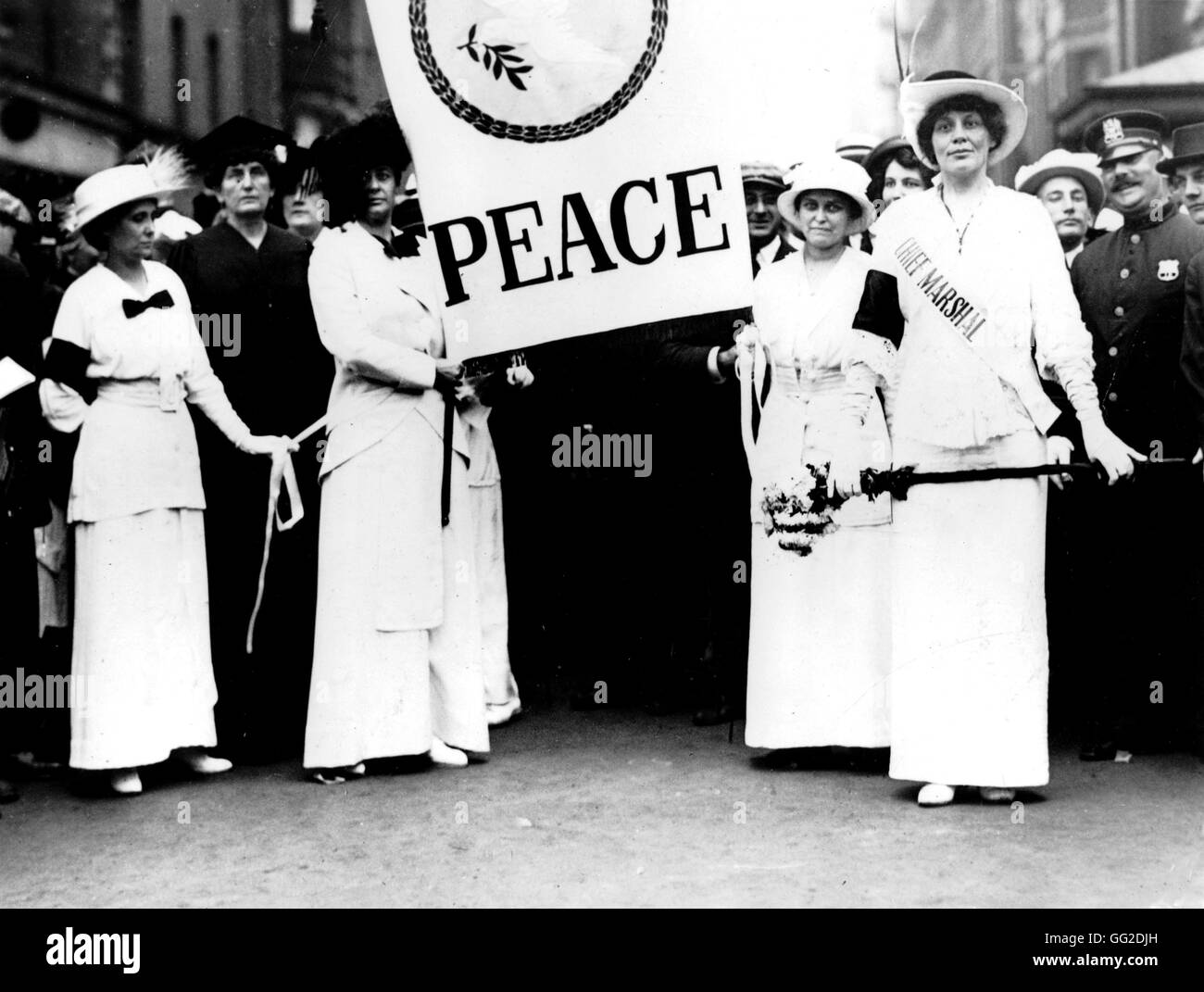 Women demonstrating against the World War I. Women from New York and other cities walking on the Fifth Avenue 1915 United States Stock Photo