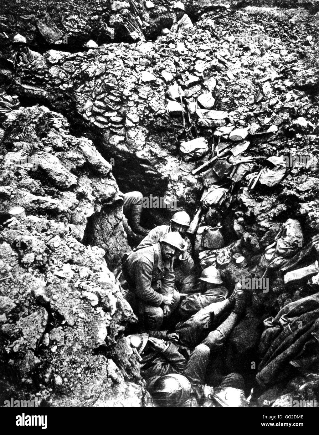 Soldiers in a trench waiting for another ennemy attack August 1917 France - World War I Stock Photo