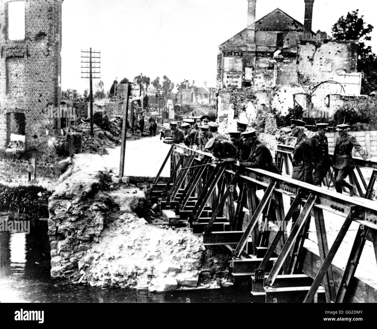 The King of England, George V, and the Prince of Wales on the remaining part of the Peronne bridge (Somme) 1917 France - World War I Stock Photo