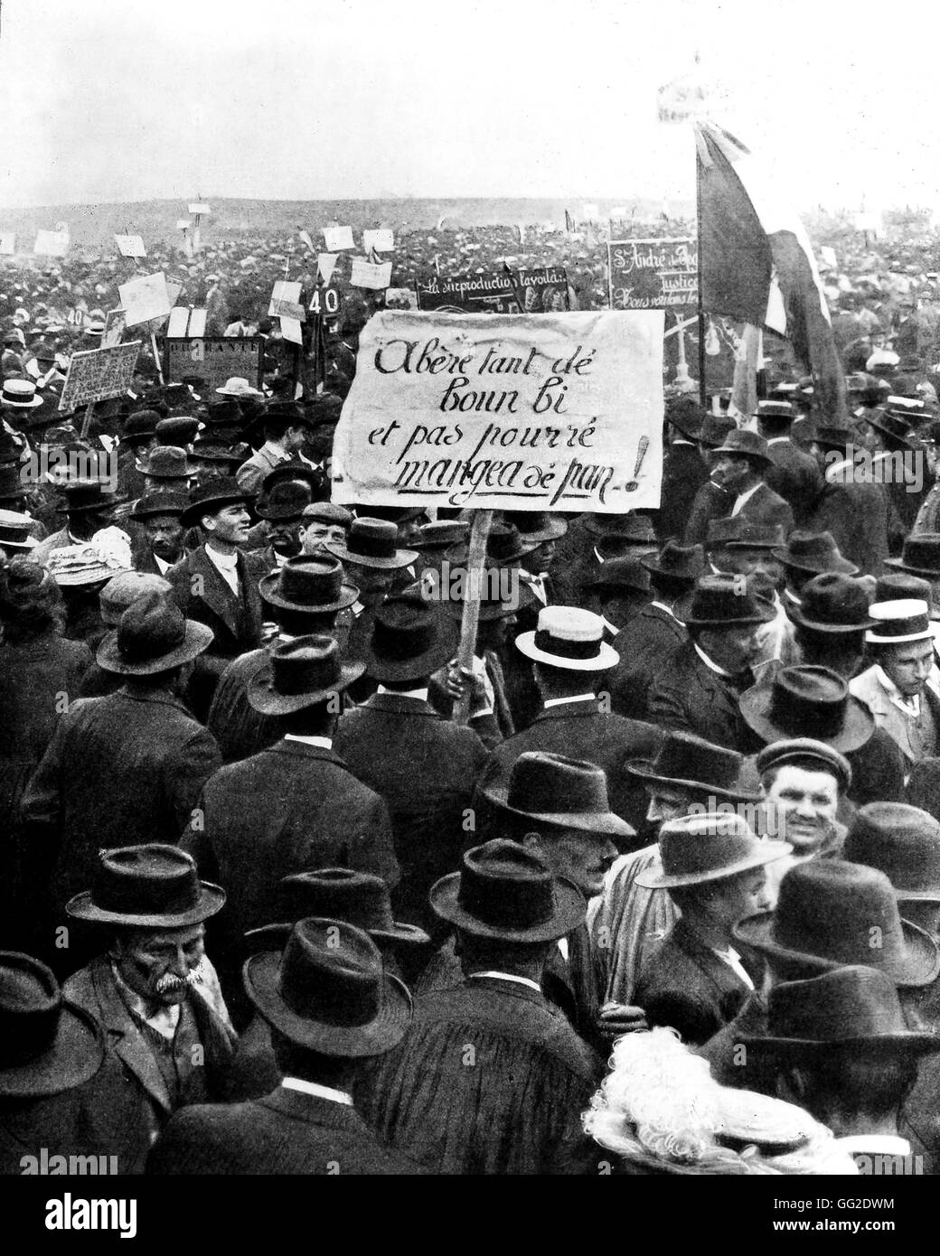 Wine crisis. 100,000 wine growers demonstrating at the Champ de Mars, Béziers, South of France May 12, 1907 France Stock Photo