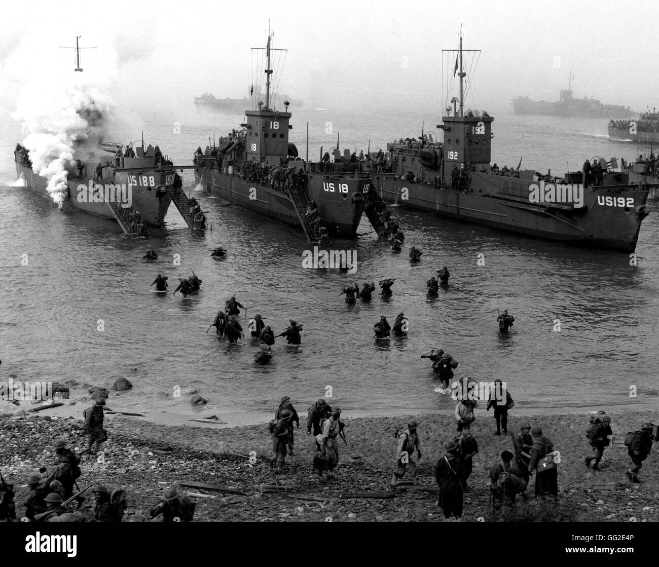 The 9th Colonial Infantry Division landing from a LCI (Landing Craft Infantry) to invade Elba June 17, 1944 Elba, Second World War war National archives, Washington Stock Photo
