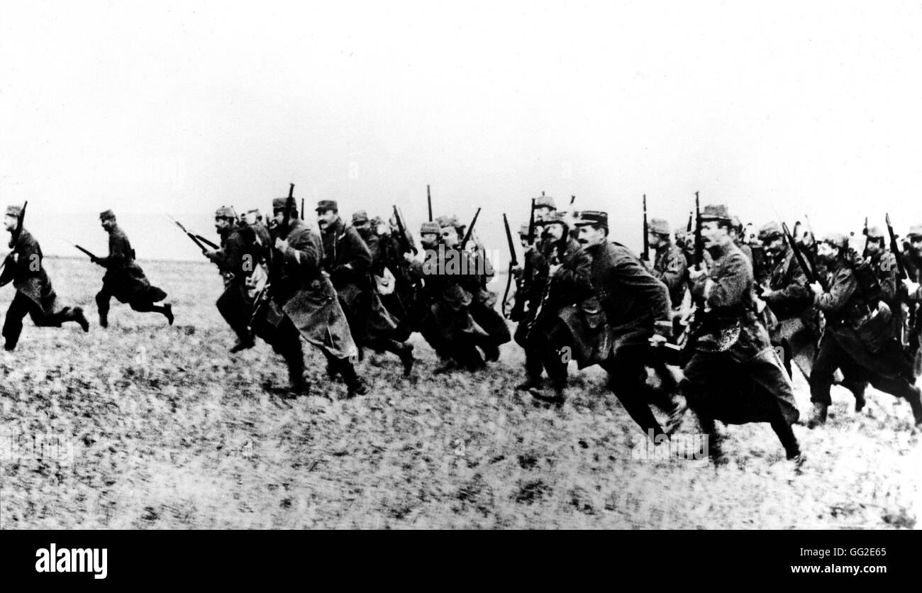Infantrymen charging with fixed bayonets September 1914 France, World War I Stock Photo