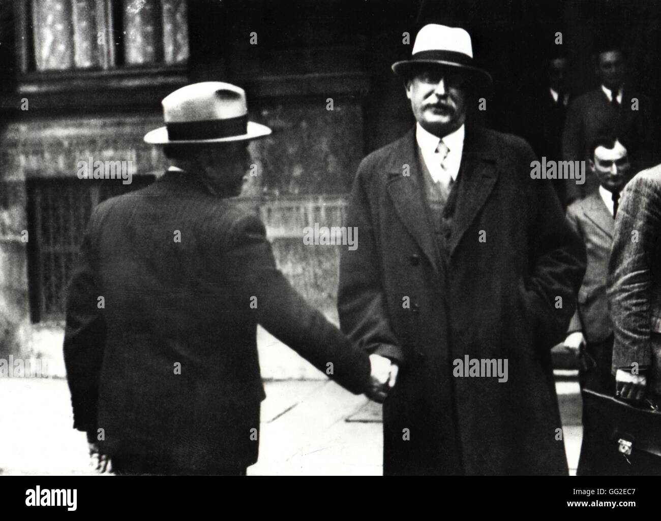 Léon Blum shaking hands with Edouard Daladier after the meeting they've just had with Albert Sarrault. May 1936 Stock Photo