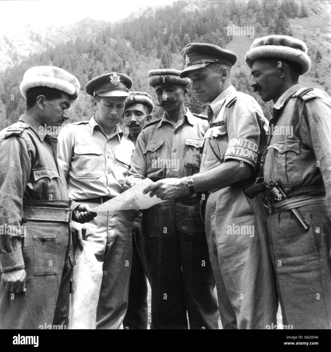 Kasmir -1955 U.N. observers. Here, an American lieutenant with a Canadian colonel controling the position of opposing armies. U.N. Stock Photo