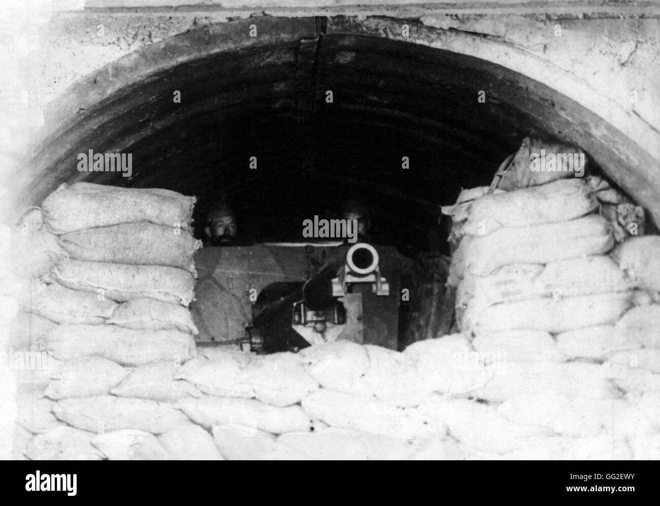 France - 5-10-1916 Smuggler's house: 75-mm piece in a pillbox. Vincennes. Musée de la guerre (War Museum) Stock Photo