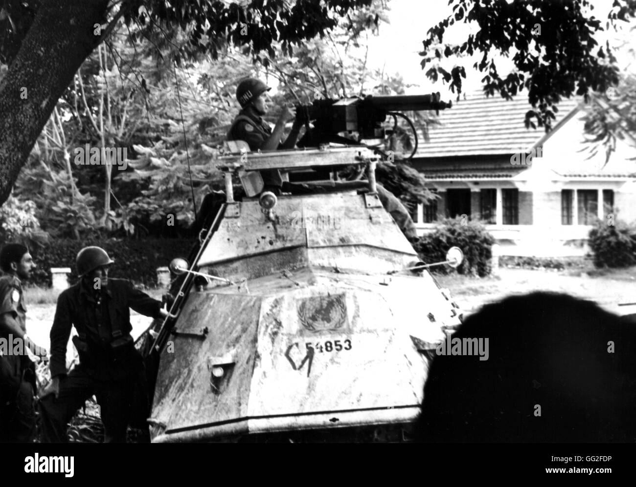 Katanga. U.N.O. forces in action in Elisabethville.  The crew of a damaged armored vehicule fights back with submachine guns. December 1961 Congo (Zaire) Stock Photo