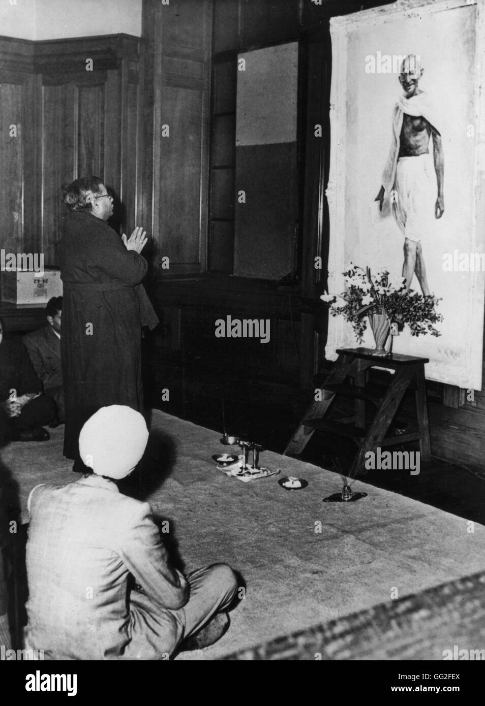 During Gandhi's fast (the aim of which was to put an end to quarrels between Hindus and Muslims) , M. R.S. Mani, High Commissioner of India in London, authorized giving a room at India House (London) as a prayer room. September 1, 1948 India National Arch Stock Photo