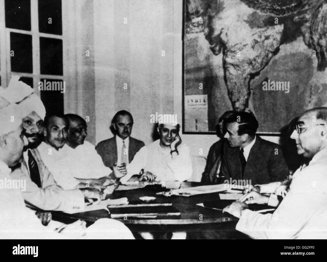 A view of the conference where the viceroy of India, Lord Mountbatten, exposed the plan of June, 2 1947 concerning the transfer of power to Indians. On the picture: Lord Mountbatten speaking with Pandit Nehru (in the middle). On the l. (with a beard),  Sa Stock Photo